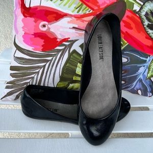 Women’s black flats